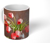 Mok - Een boeket van rode tulpen donkere achtergrond - 350 ML - Beker