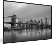 Fotolijst incl. Poster Zwart Wit- New York achter de Brooklyn Bridge - zwart wit - 30x20 cm - Posterlijst