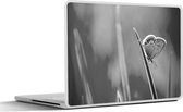 Laptop sticker - 14 inch - Vlinder op grasspriet - zwart wit - 32x5x23x5cm - Laptopstickers - Laptop skin - Cover