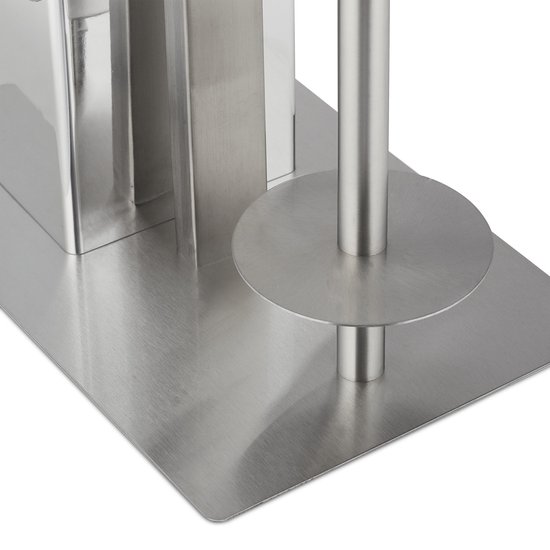 Close-up van de zilverkleurige, geborstelde metalen basis van de toiletrolhouder en wc-borstel.