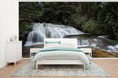 Behang - Fotobehang Een waterval stroomt via rotsen naar beneden in het nationaal park Phu Hin Rong Kla - Breedte 395 cm x hoogte 220 cm