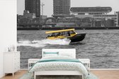 Behang - Fotobehang Zwart-wit foto van een boot in het Nederlandse Rotterdam - Breedte 390 cm x hoogte 260 cm