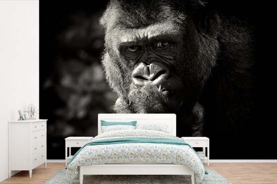 Behang - Fotobehang Gorilla op zwarte achtergrond in zwart-wit - Breedte 450 cm x hoogte 300 cm