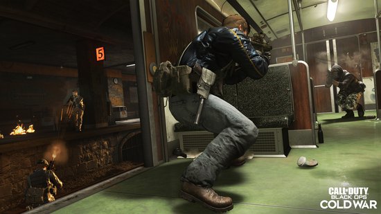 Personages met wapens in een metrostel, met vlammen en 'Call of Duty: Black Ops Cold War' logo.