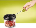 Hand gebruikt de Tefal hakmolen met touwtje om fijngesneden tomaten in een glazen container te maken.