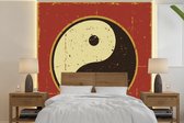 Papier peint photo vinyle - Une illustration du Yin et du Yang sur fond rouge largeur 280 cm x hauteur 280 cm - Tirage photo sur papier peint (disponible en 7 tailles)