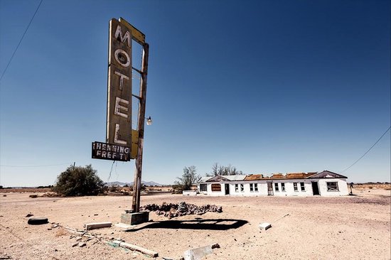 Abandoned hotel at route 66 - - Fotokunst op Plexiglas - Incl. blind ophangsysteem en 5 jaar garantie