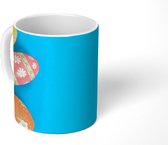 Mok - Kleurrijke paaseieren met patronen op een blauwe achtergrond - 350 ML - Beker