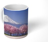 Mok - De Fuji in Azië met kersenbloesems op de voorgrond - 350 ML - Beker
