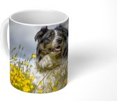 Mok - Een border collie tussen de gele bloemen - 350 ML - Beker