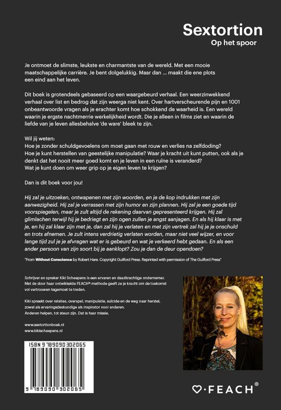 Een vrouw met blond haar en een gebloemd shirt lacht. Links een stapel boeken en de titel 'Sextortion'.