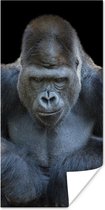 Poster Een Gorilla kijkt indrukwekkend in de camera - 75x150 cm