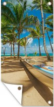 Tuinposter Boot tussen de palmbomen op het strand van Maui - 30x60 cm - Tuindoek - Buitenposter