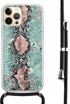 iPhone 12 hoesje met koord - Slangenprint pastel mint | Apple iPhone 12 crossbody case | Zwart, Transparant | Slangenprint