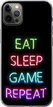 Geschikt voor iPhone 13 Pro Max hoesje - Gaming - Led - Quote - Eat sleep game repeat - Gamen - Siliconen Telefoonhoesje