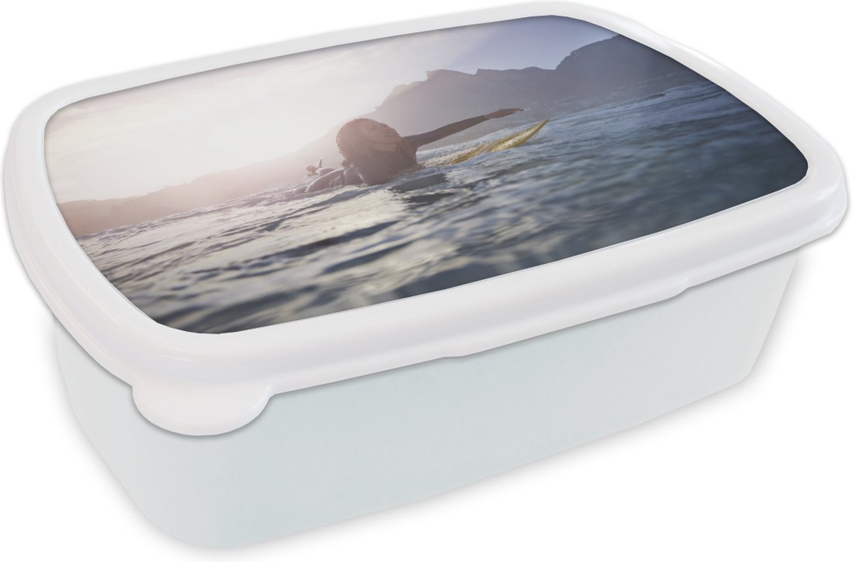 Broodtrommel Wit - Lunchbox - Brooddoos - Vrouwelijke surfer peddelt - 18x12x6 cm - Volwassenen
