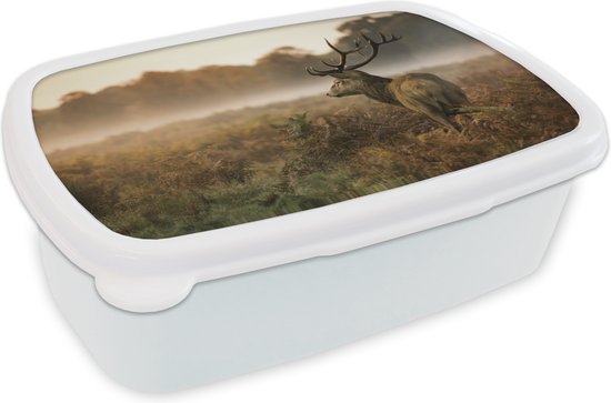 Boîte à lunch blanche avec imprimé de cerf dans un décor automnal brumeux.