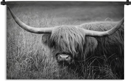 Wandkleed - Wanddoek - Schotse hooglander tussen het gras - zwart wit - 120x80 cm - Wandtapijt
