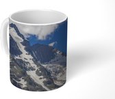 Mok - Grauwe bergtop onder een wolkenveld in het Nationaal park Hohe Tauern - 350 ML - Beker