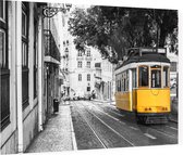 Toeristische tram door de oude straten van Lissabon - Foto op Plexiglas - 90 x 60 cm