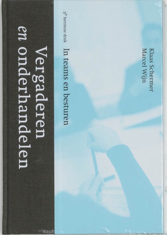 Boek met de titel Vergaderen en onderhandelen. Bladzijde met een afbeelding van handen die iets vastpakken.