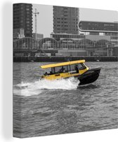 Canvas Schilderij Zwart-wit foto van een boot in het Nederlandse Rotterdam - 90x90 cm - Wanddecoratie