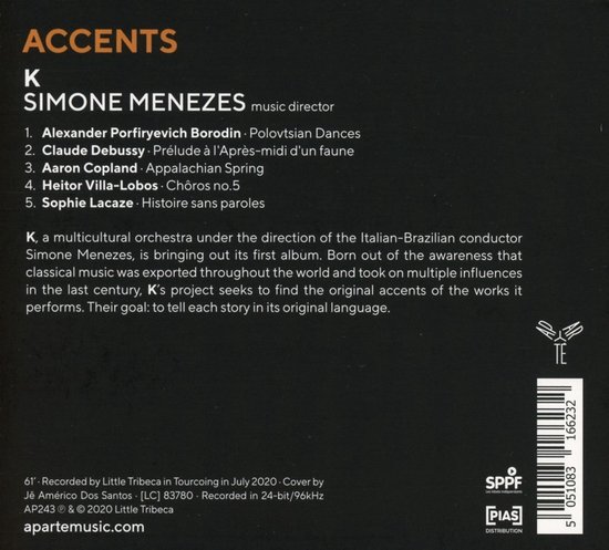 Achterkant van een albumhoes met de titel 'ACCENTS K SIMONE MENEZES music director' en een tracklist. Daaronder staat een beschrijving van het album en de K, een multicultureel orkest. Rechtsonder staan logo's en een barcode.