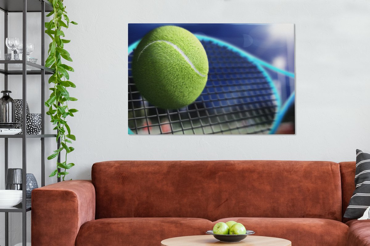 Canvas Schilderij Tennisracket slaat de bal - 120x80 cm - Wanddecoratie