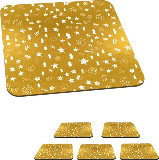 Un ensemble de sous-verres dorés à motif de Noël blanc, représentés sur fond blanc.