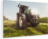 Artaza Glasschilderij - Tractor op het Gras - Trekker - 75x50 - Plexiglas Schilderij - Foto op Glas