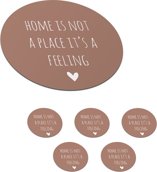 Onderzetters voor glazen - Rond - Engelse quote Home is not a place it's a feeling met een hartje tegen een bruine achtergrond - 10x10 cm - Glasonderzetters - 6 stuks