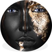 Femme sombre avec détails dorés Assiette en plastique cercle mural ⌀ 60 cm - impression photo sur cercle mural / cercle vivant (décoration murale)