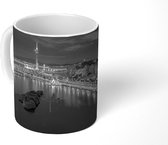 Mok - Het stadsbeeld van het verlichtte Macau in China - zwart wit - 350 ML - Beker