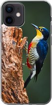 Geschikt voor iPhone 12 hoesje - Close-up van een kleurrijke vogel op de zijkant van een boomstronk - Siliconen Telefoonhoesje