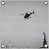 Tuinposter –Helikopter boven Vrijheidsbeeld– 50x50 Foto op Tuinposter (wanddecoratie voor buiten en binnen)