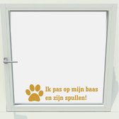 Ik Pas Op Mijn Baas -  Goud -  34 x 8 cm  - raam en deurstickers - honden  alle muurstickers raam en deurstickers - Muursticker4Sale