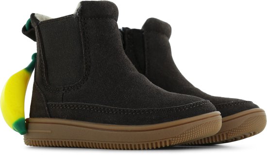 Donkerbruine suède chelseaboots met gele bananen hanger.