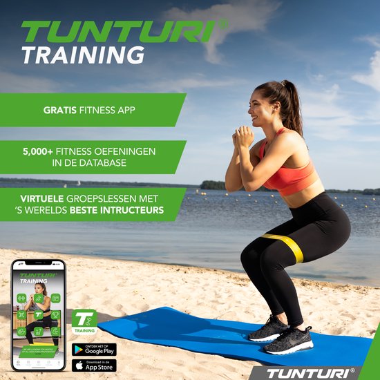 Vrouw met gele weerstandsband om haar dijen, op een strand met de tekst "Tunturi Training - Gratis fitness app".