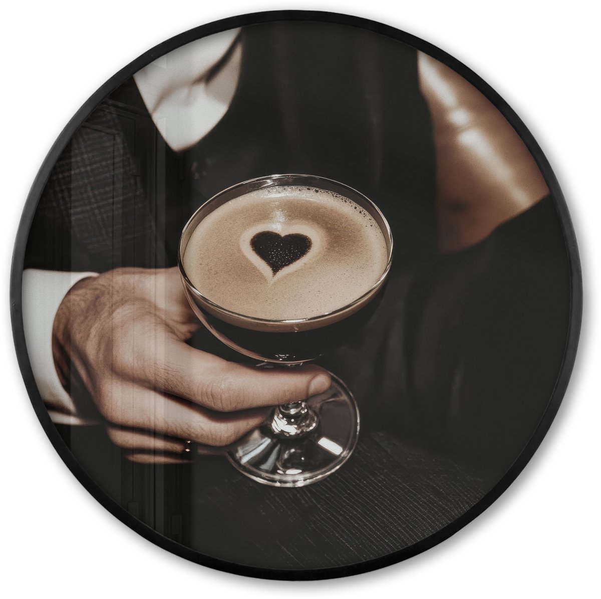 FrameYourWall Poster in lijst Rond - Fotolijst 60x60 cm - Posters - Hartje - Cocktail - Espresso Martini - Hand - Ronde posterlijst zwart - Decoratie - Wanddecoratie woonkamer - Muurdecoratie slaapkamer