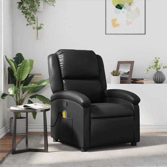 Zwarte fauteuil met massagefunctie in een woonkamer, naast een bijzettafel met plant.