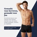 Model van voren in zwarte boxer. Ons model is 1.85 m lang en draagt maat L.