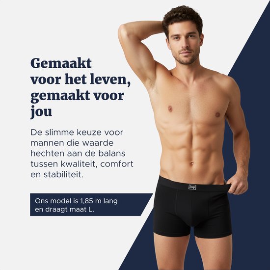 Model van voren in zwarte boxer. Ons model is 1.85 m lang en draagt maat L.