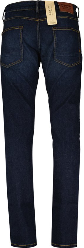 Donkerblauwe jeans met gele stiksels en een leren merklabel aan de achterkant.