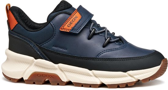 Blauwe Geox sneaker met oranje accenten, klittenbandsluiting en veters. Witte zool.