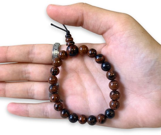 Bruine mahonie obsidiaan kralen armband om een hand met een ring.