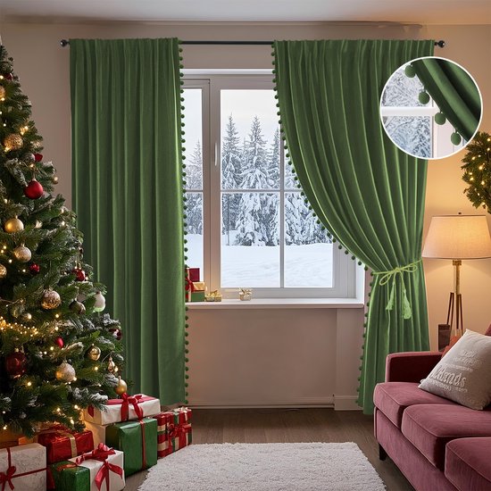 Qelus Kerstgroene 2 Stuks Fluwelen Verduisterend Gordijnen met Pompons - Kant en Klaar - 132x244 cm Winter Gordijn met Plooiband - Kerstdecoratie voor Woonkamer & Slaapkamer