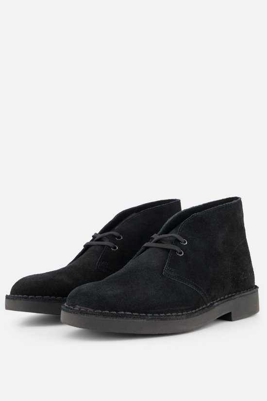 Zwarte suède Desert Evo schoenen van Clarks met veters en een donkere zool.