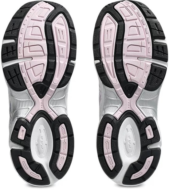 Onderkant van Asics Gel-1130 dames sneakers in wit/zilver. Zwarte zool met roze en witte details.