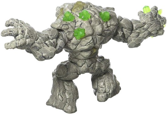 Grijs steenmonster met mos en groene kristallen, met de rug naar de kijker toe.