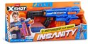 Verpakking van de X-Shot Insanity blaster met op de voorkant een jongen die de blauwe blaster vasthoudt. De blaster heeft twee doorzichtige oranje magazijnen.